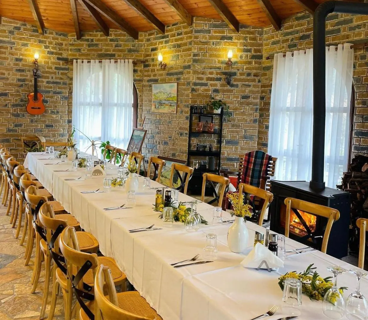 Agora Farmhouse Koman Pensión