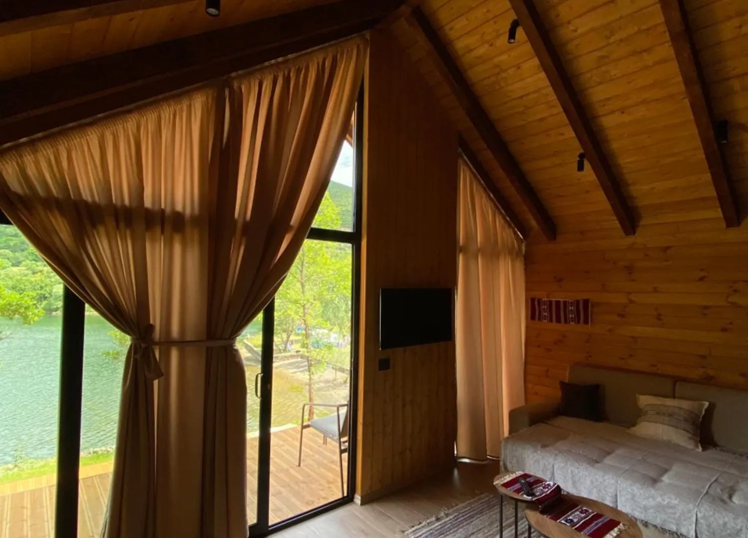 Agora Farmhouse Koman