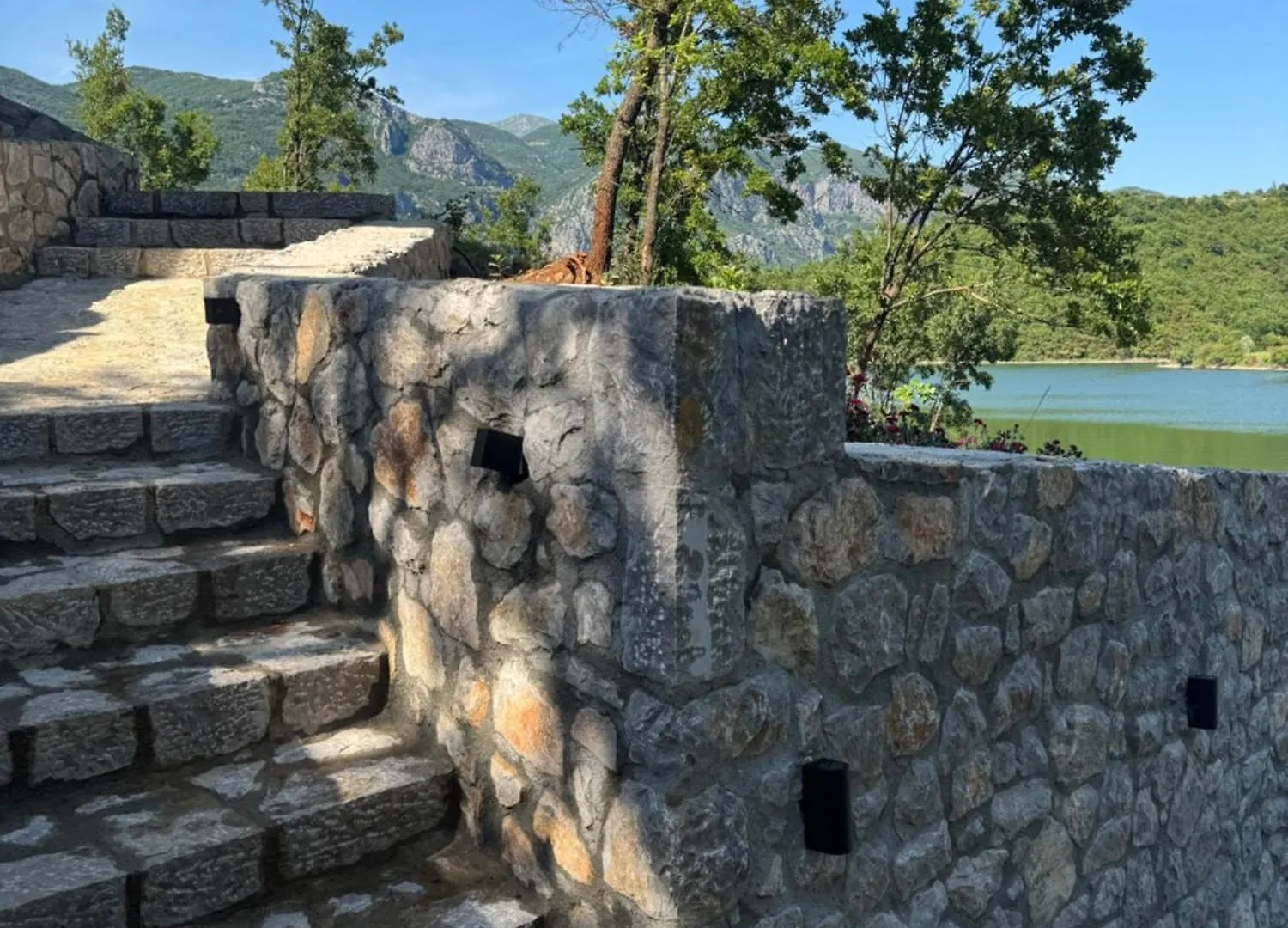 Agora Farmhouse Koman